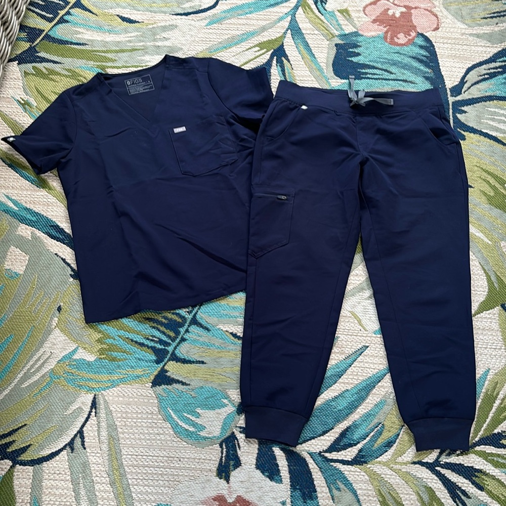 🦋🦋 Navy Blue FIGS scrub set size medium